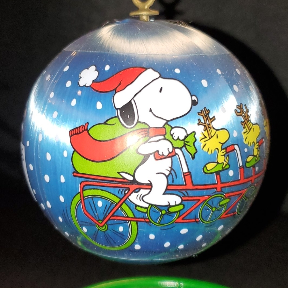 PEANUTS HALLMARK SATIN ORNAMENT DATED 1982